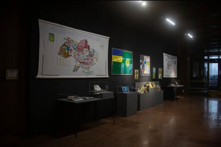 У Музеї війни в Києві відкрили нові виставки з демонтованим гербом, російськими безпілотниками та роботами С215