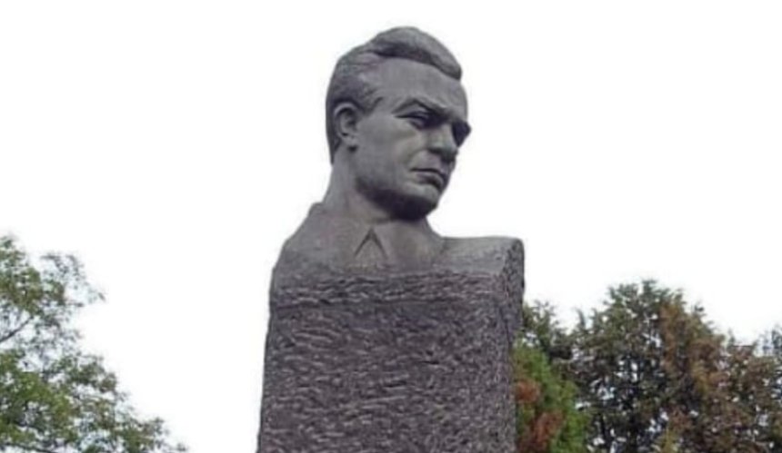 На Нивках демонтували пам'ятник більшовику Кирпоносу: фото