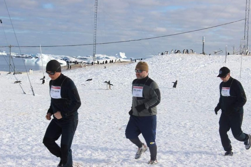 Полярники зі станції "Академік Вернадський" біжать благодійний забіг на честь українських героїв в Антарктиді