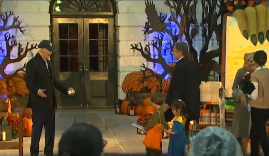 Діти держсекретаря США прийшли на Гелловін у костюмах на підтримку України: фото, відео