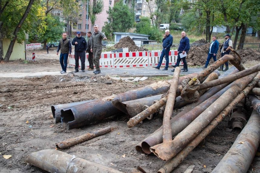 У Шевченківському районі триває реконструкція тепломережі, що забезпечує гарячим водопостачанням частину мікрорайону на Сирці: фото