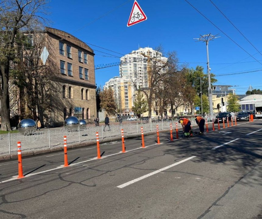 На вулиці Князів Острозьких у Печерському районі Києва встановили делінеатори: фото та подробиці