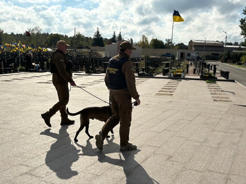 «Муніципальна охорона» почала патрулювання зі службовими собаками