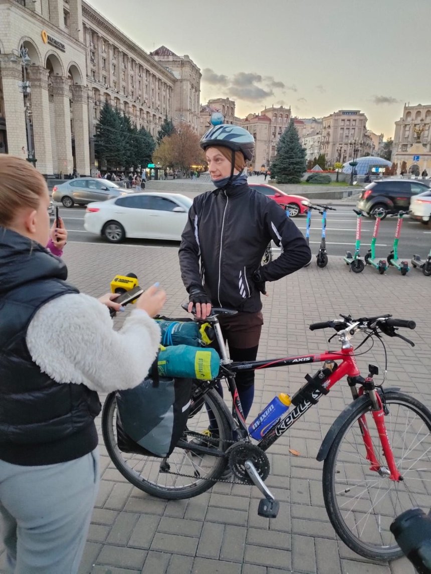 Каспер Сєніцький проїхав на велосипеді від Варшави до Майдану Незалежності у Києві