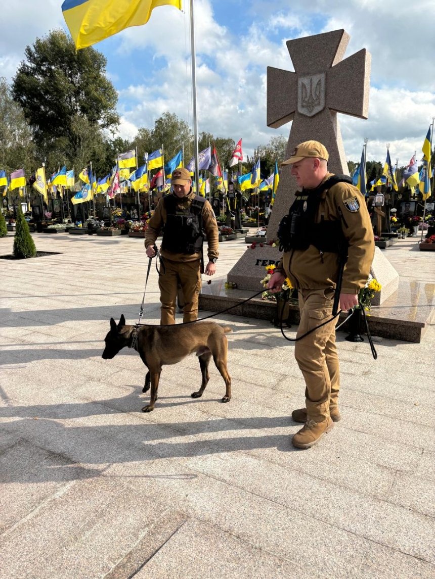 «Муніципальна охорона» почала патрулювання зі службовими собаками