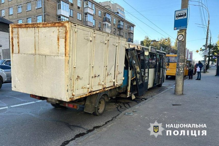 Вантажівка в’їхала в маршрутку: що відомо про ДТП на вулиці Вадима Гетьмана у Солом'янському районі Києва