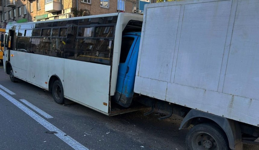 Вантажівка в’їхала в маршрутку: що відомо про ДТП на вулиці Вадима Гетьмана у Солом'янському районі Києва