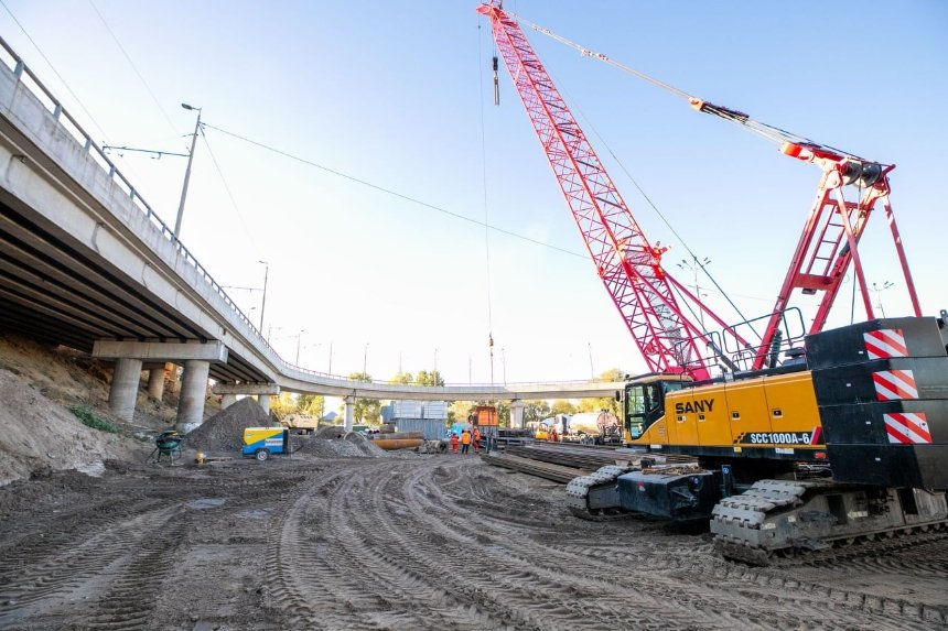 На Подільському мостовому переході триває облаштування дороги