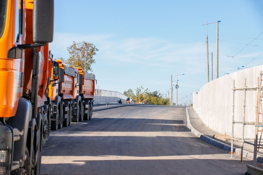 На Подільському мостовому переході триває облаштування дороги