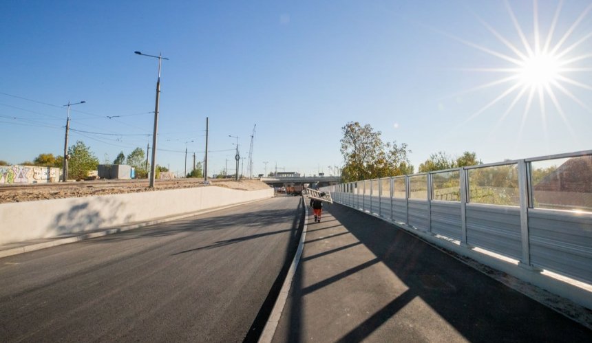 На Подільському мостовому переході триває облаштування дороги