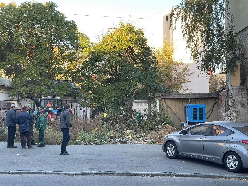 На вул. Ярославській, 13б комунальники розчищають ділянку