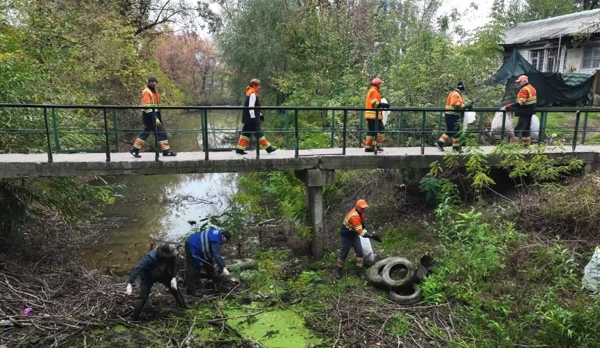 Вивезли 80 кубометрів сміття: на річці Зариваха у Дарницькому районі Києва провели толоку