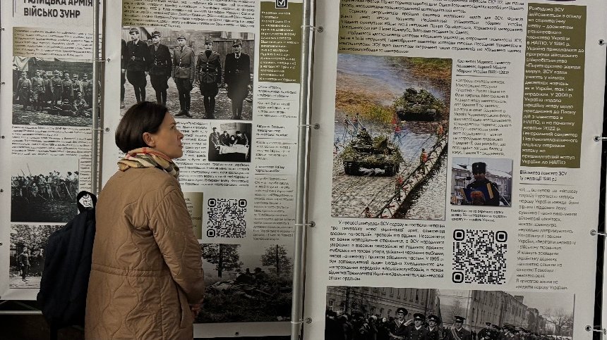 У метро Києва відкрили дві виставки до Дня Захисників та Захисниць