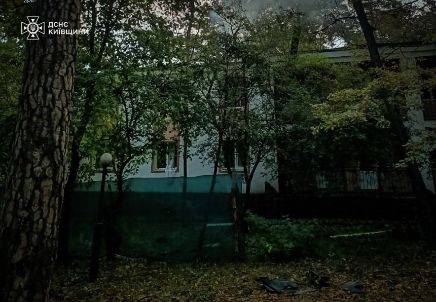 На Київщині виникла пожежа після ранкової атаки дронів