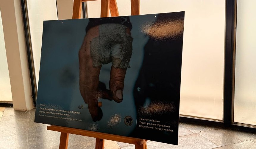 У метро Києва відкрили дві виставки до Дня Захисників та Захисниць: фото