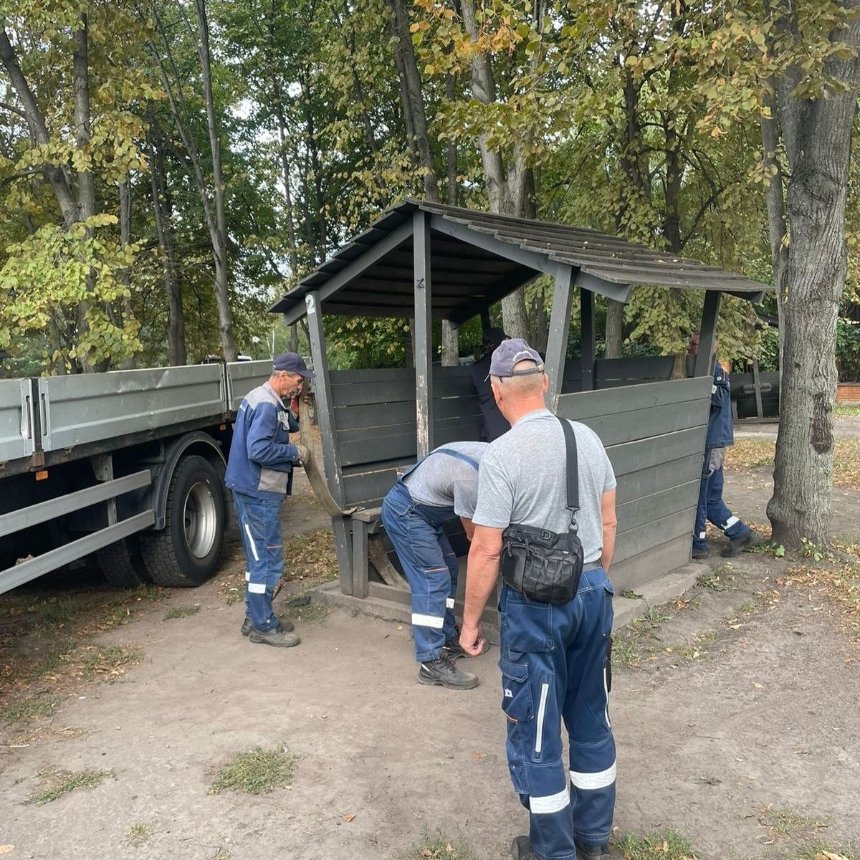 З парку "Відрадний" прибрали 16 незаконних альтанок