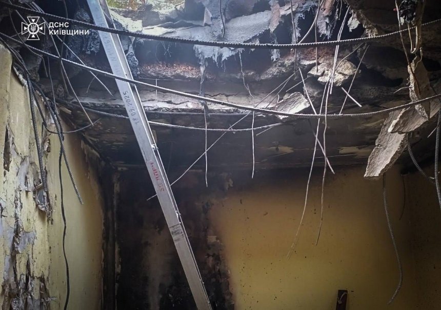 На Київщині виникла пожежа після ранкової атаки дронів