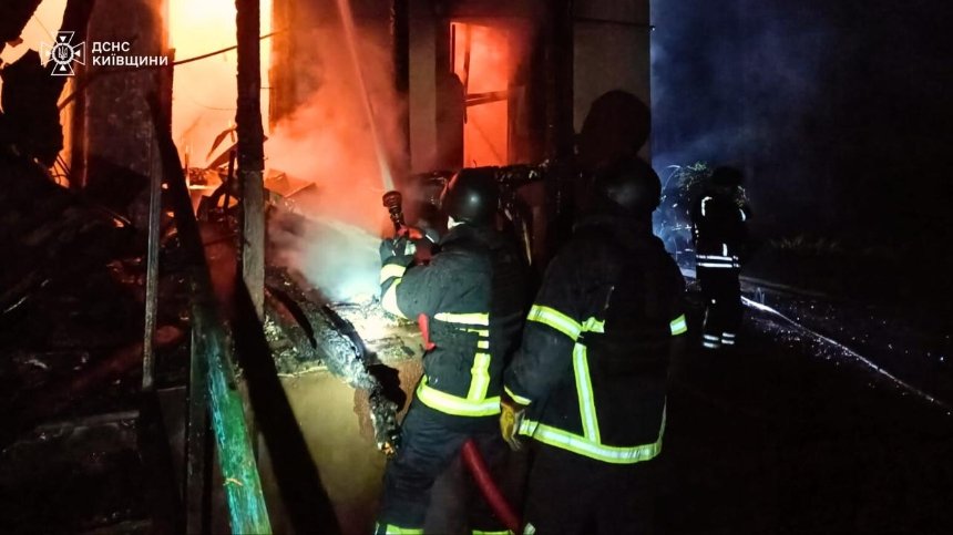 Ворожий дрон вночі 2 жовтня влучив у будівлю в Бучі
