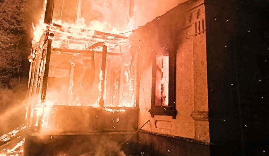 Ворожий дрон вночі 2 жовтня влучив у будівлю в Бучі: є постраждалий
