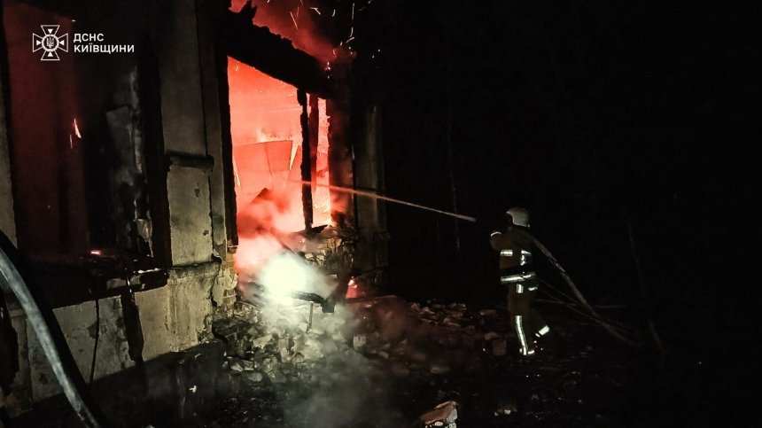 Ворожий дрон вночі 2 жовтня влучив у будівлю в Бучі