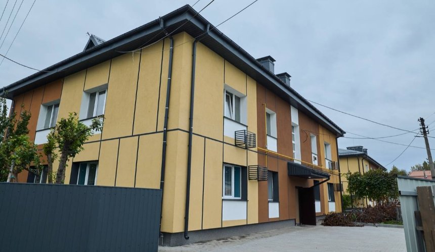 У Бородянці відновлюють житло за новим підходом: утеплення та сонячні панелі