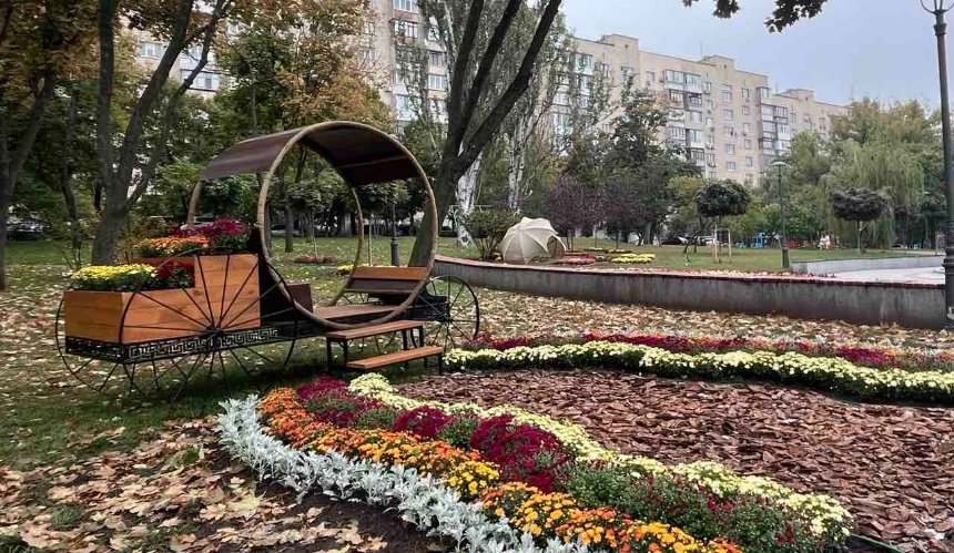 У Печерському районі з'явилася нова квіткова фотозона: як вона виглядає