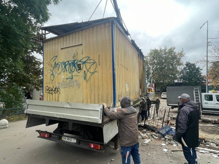 У Святошинському районі демонтують незаконні кіоски