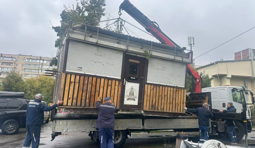 У Святошинському районі демонтують незаконні кіоски: фото
