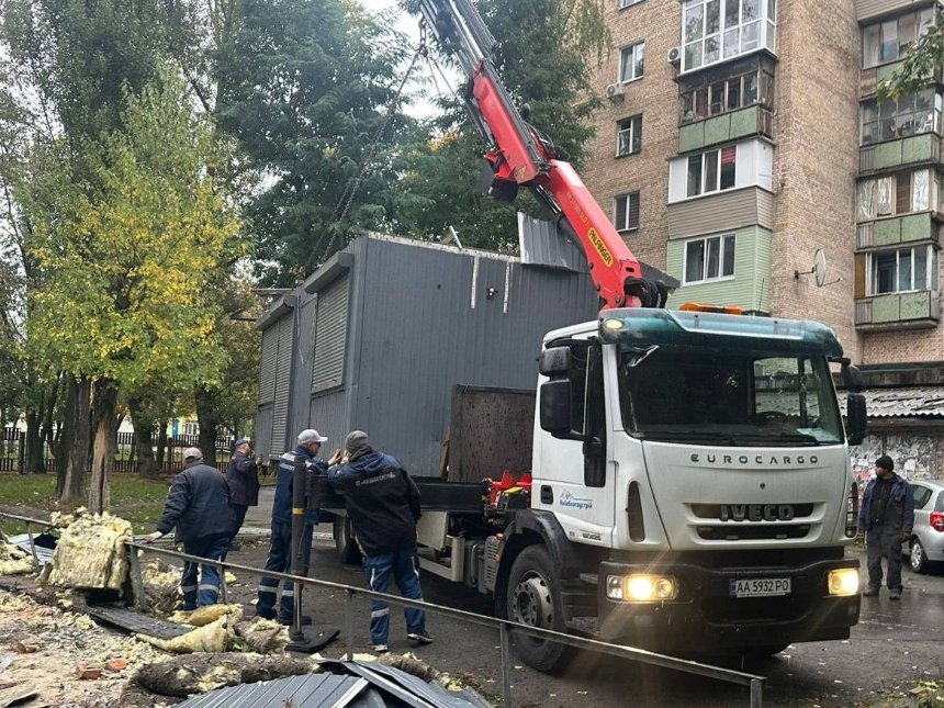 У Святошинському районі демонтують незаконні кіоски