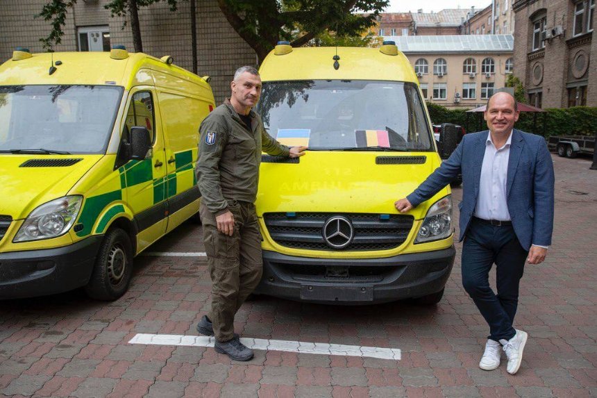 Київ отримав від Брюсселя 4 нові карети швидкої допомоги для військових