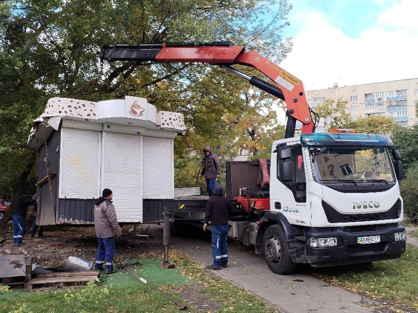 У Святошинському районі демонтують незаконні кіоски
