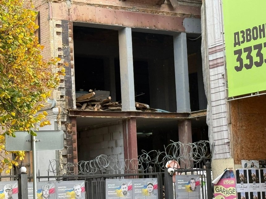 Руйнування історичної будівлі в центрі Києва намагалися приховати фасадною завісою