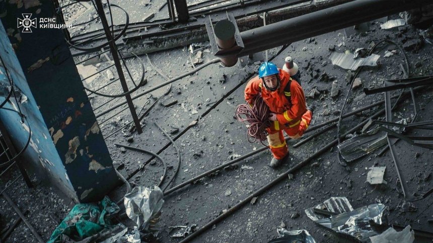 Рятувальники-верхолази ліквідовують наслідки російських обстрілів на Київщині: фото