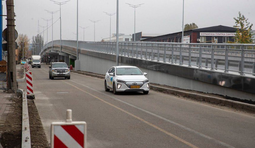 У Києві відкрили рух оновленим шляхопроводом на вулиці Новокостянтинівській: фото