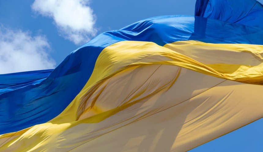 Найбільший прапор України у Києві приспустили: причина