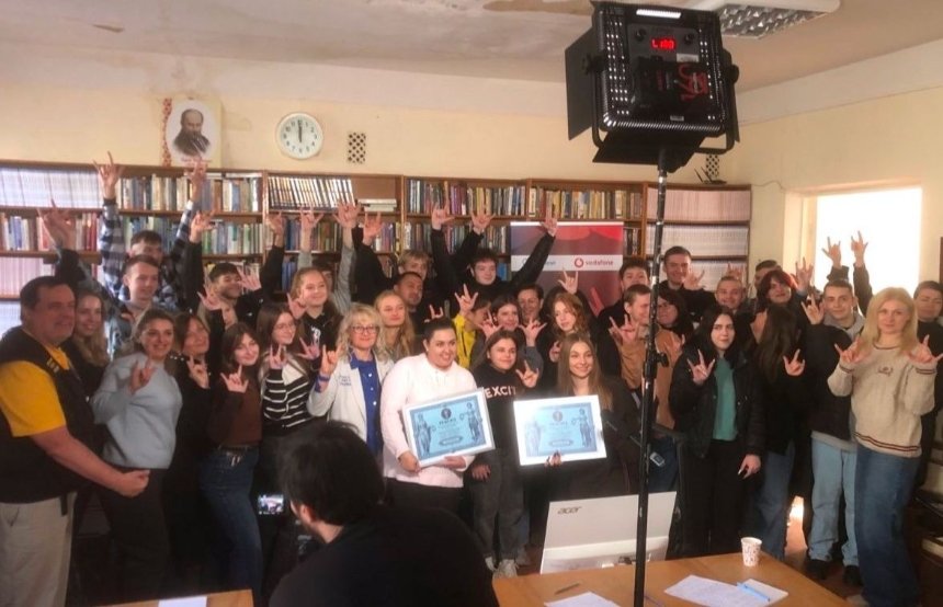 Фото: керівниця Національного Реєстру Рекордів України Лана Вєтрова "Наймасовіше написання диктанту з перекладом жестовою мовою": новий рекорд у Києві