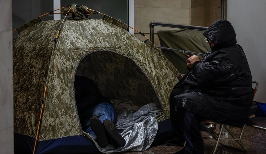 Майже 7 годин тривоги: скільки людей укривалися в метро Києва вночі 30 жовтня