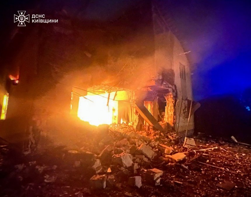 В Борисполі внаслідок ворожої атаки загорівся двоповерховий приватний житловий будинок