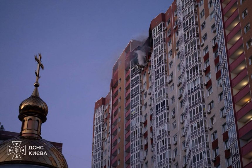 Вночі 2 жовтня ворожий дрон влучив&nbsp;у 25-поверхівку в Дарницькому районі