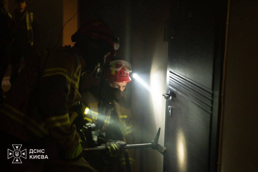 Вночі 2 жовтня ворожий дрон влучив у 25-поверхівку в Дарницькому районі