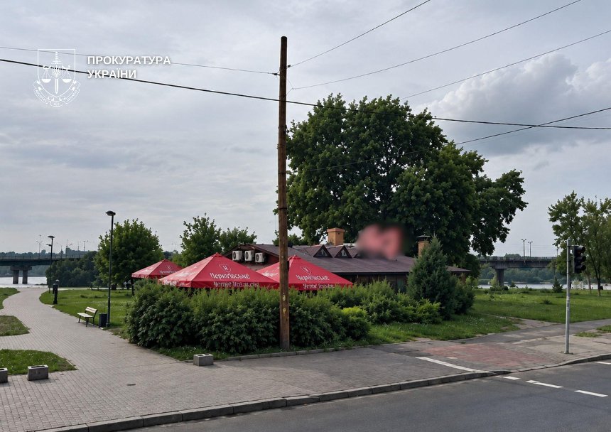 У Києві вимагають через суд знести незаконний заклад харчування на набережній Березняків