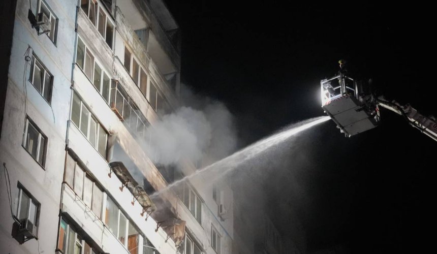 Дрон влучив у багатоповерхівку в Деснянському районі: двоє загиблих та поранені діти