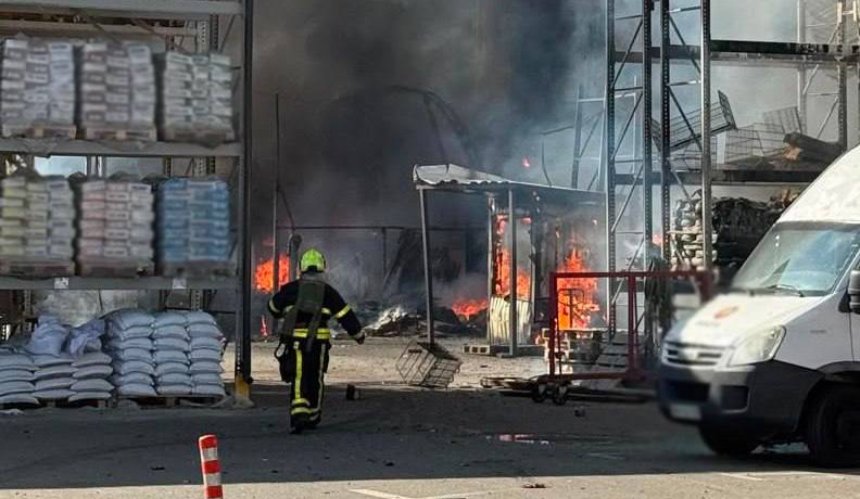 Ворог ударив по магазину в Солом’янському районі Києва: є загиблі