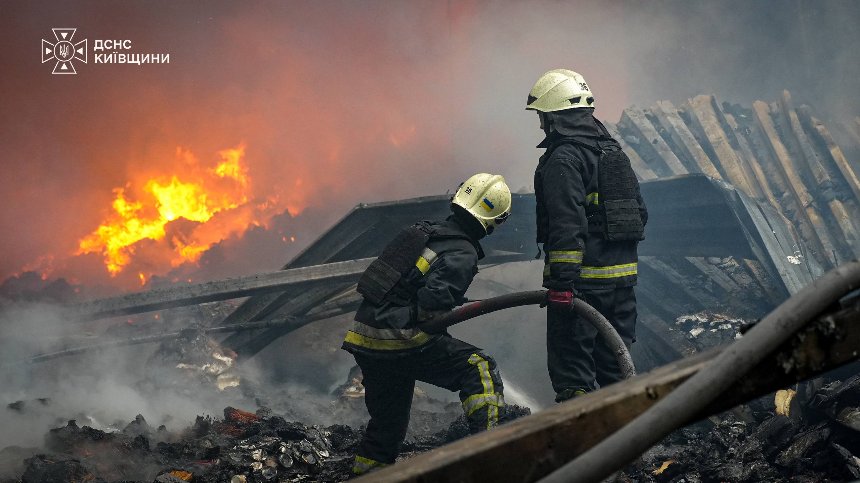На Київщині ворожий дрон ударив по логістичному об’єкту