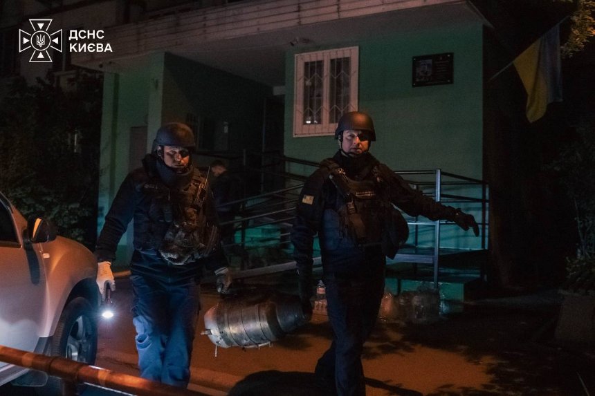 Дрон влучив у багатоповерхівку в Деснянському районі Дрон влучив у багатоповерхівку в Деснянському районі