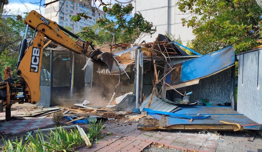 У Києві за тиждень демонтували майже 50 незаконних об’єктів: фото