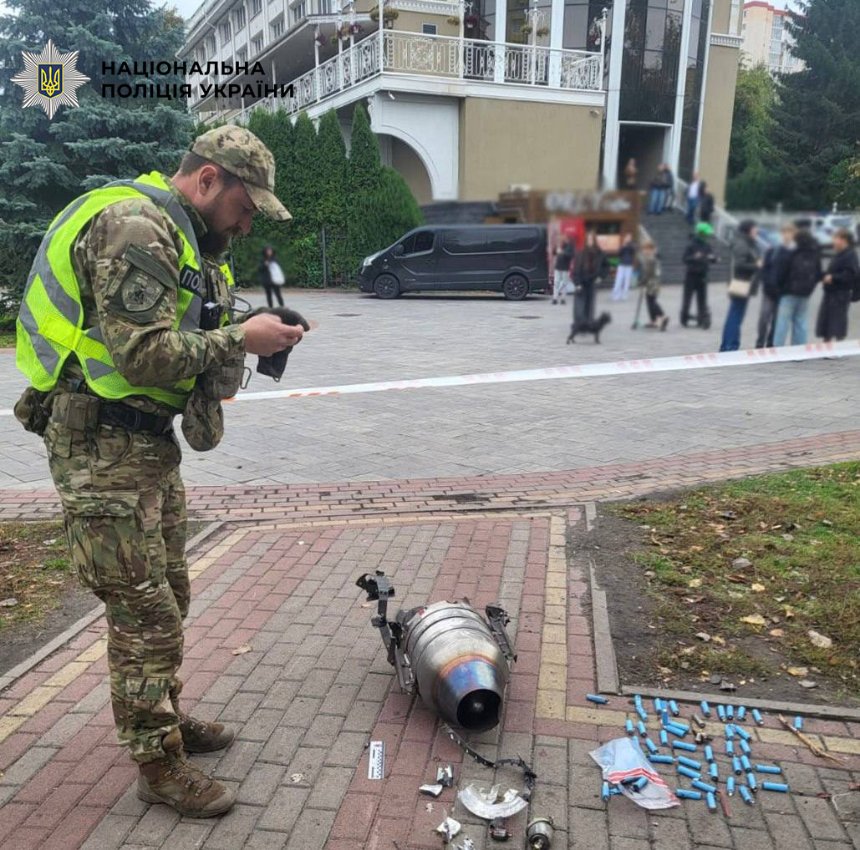 Уламки ворожого дрона вдень 13 жовтня впали у парку "Орлятко"