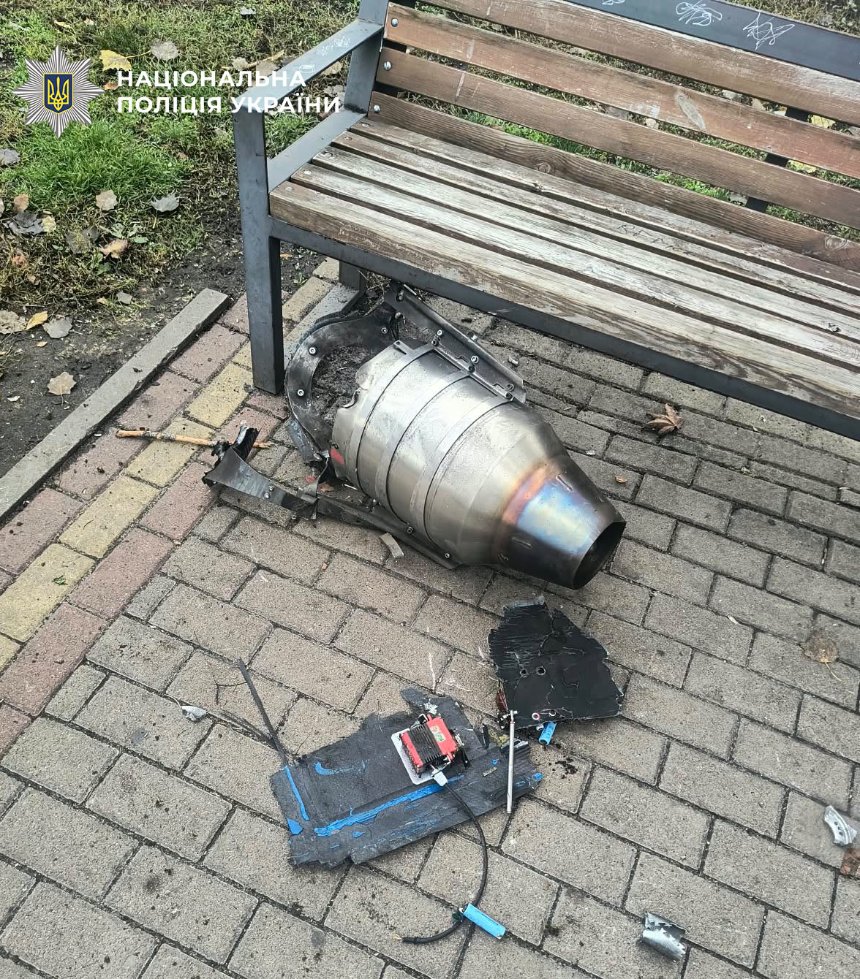 Уламки ворожого дрона вдень 13 жовтня впали у парку "Орлятко"