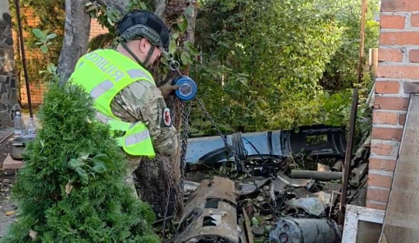 Вибухотехніки у Києві вилучили 90-кілограмову бойову частину дрона: фото