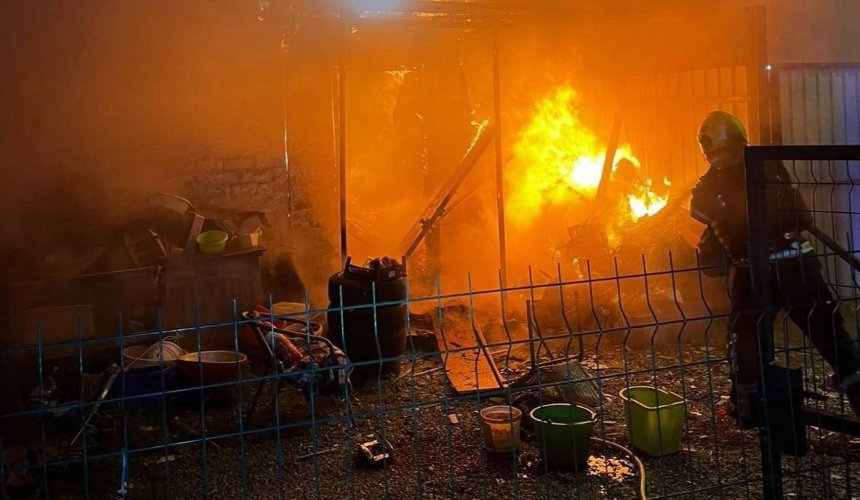 Ворожі обстріли спричинили пожежі у приватному секторі Києва: деталі та фото